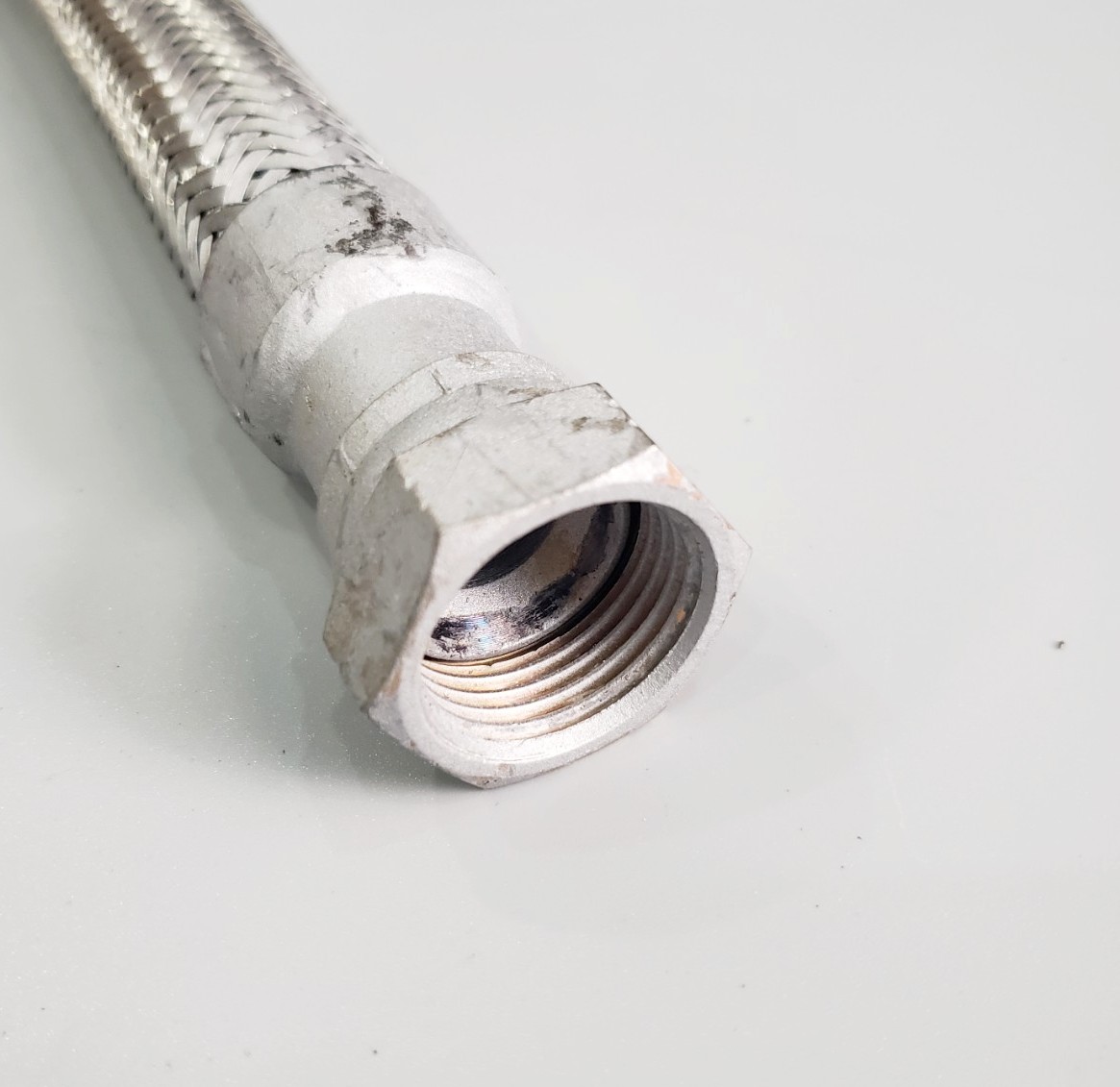 Ống mềm inox 304 3/4"x1300mm (Phi 27) nối ren  VietNam | Giá rẻ nhất - Công Ty TNHH Thương Mại Dịch Vụ Đạt Tâm