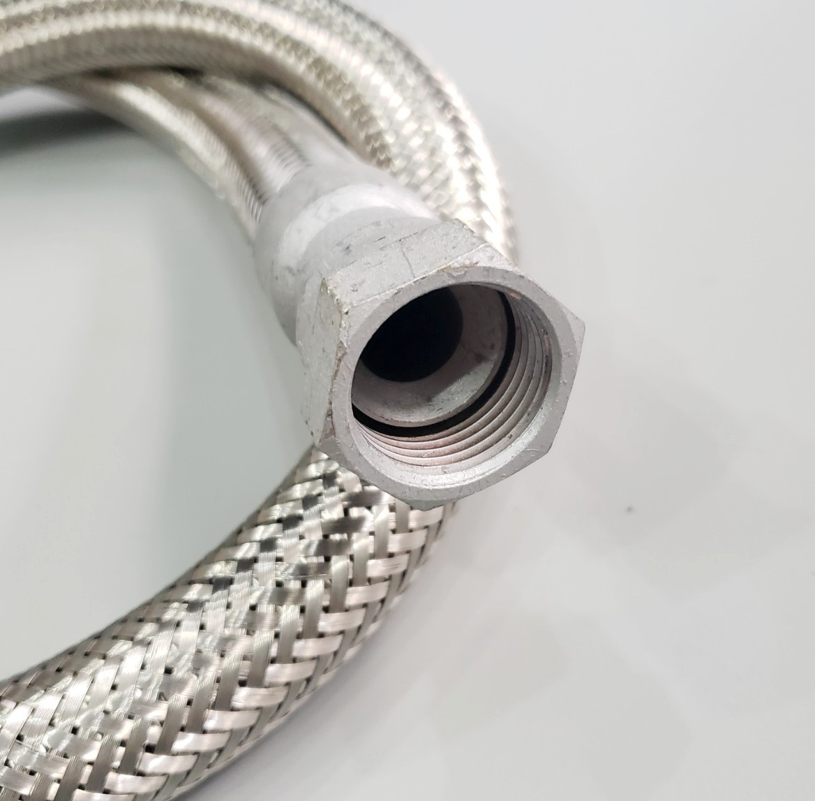 Ống mềm inox 304 3/4"x1300mm (Phi 27) nối ren  VietNam | Giá rẻ nhất - Công Ty TNHH Thương Mại Dịch Vụ Đạt Tâm
