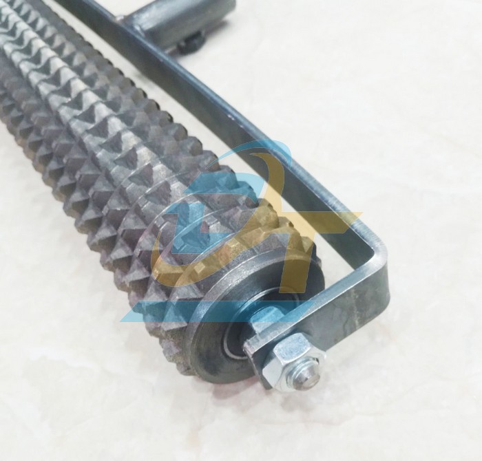 Con lăn tạo nh&aacute;m gai bề mặt b&ecirc; t&ocirc;ng 400mm (K&egrave;m c&aacute;n 1m)  VietNam | Gi&aacute; rẻ nhất - C&ocirc;ng Ty TNHH Thương Mại Dịch Vụ Đạt T&acirc;m