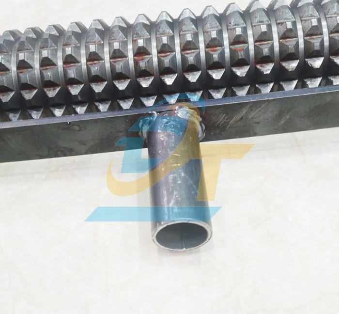 Con lăn tạo nh&aacute;m gai bề mặt b&ecirc; t&ocirc;ng 400mm (K&egrave;m c&aacute;n 1m)  VietNam | Gi&aacute; rẻ nhất - C&ocirc;ng Ty TNHH Thương Mại Dịch Vụ Đạt T&acirc;m