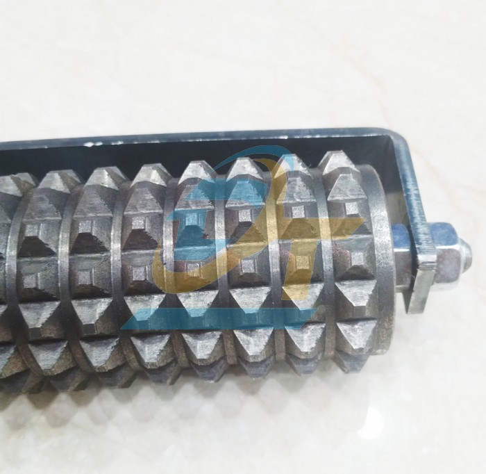 Con lăn tạo nh&aacute;m gai bề mặt b&ecirc; t&ocirc;ng 400mm (K&egrave;m c&aacute;n 1m)  VietNam | Gi&aacute; rẻ nhất - C&ocirc;ng Ty TNHH Thương Mại Dịch Vụ Đạt T&acirc;m