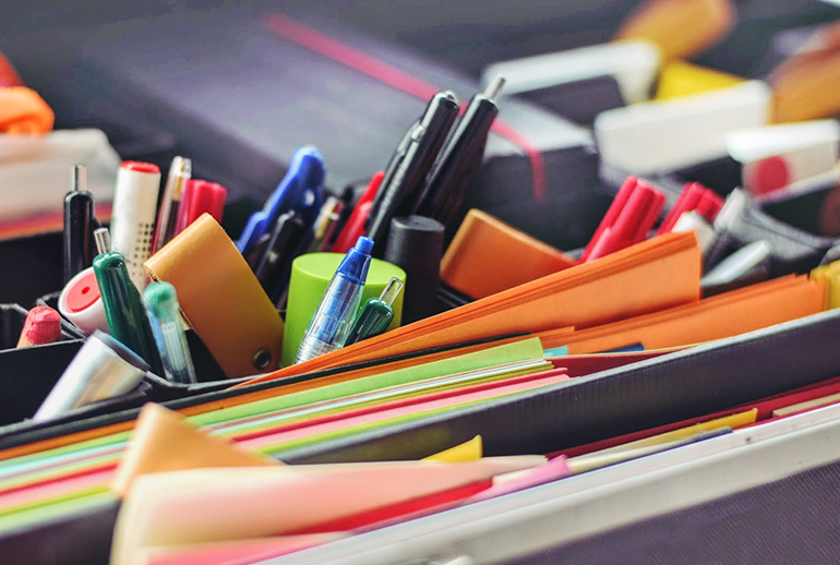 Quản l&yacute;, sắp xếp v&agrave; sử dụng văn ph&ograve;ng phẩm nơi c&ocirc;ng sở.